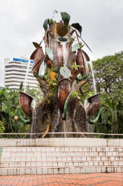 Kuala Lumpur-04 Şubat 2013. Dataran Merdeka (Bağımsızlık Meydanı) tropikal sürahi bitkiler şeklinde Çeşme).
