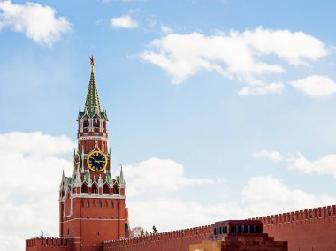 Kremlin chimes ve üstte kırmızı yıldız ile ünlü işçinin kulesi. Kızıl Meydan, Moskova, Rusya üzerinde tarihi dönüm noktası.