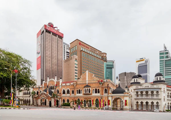 KUALA LUMPUR, MALASIA - 04 de febrero de 2013. Fachada del antiguo edificio de estilo colonial de Panggung Bandaraya DBKL, sala de teatro histórico, y Ministerio de Turismo y Cultura de Malasia . — Foto de Stock