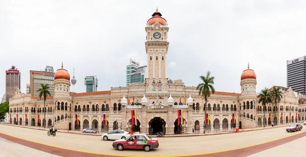 KUALA LUMPUR, MALASIA - 04 de febrero de 2013. Vista panorámica de Bangunan Sultan Abdul Samad, Sultan Abdul Samad Building. Monumento arquitectónico en Dataran Merdeka, Plaza de la Independencia . — Foto de Stock
