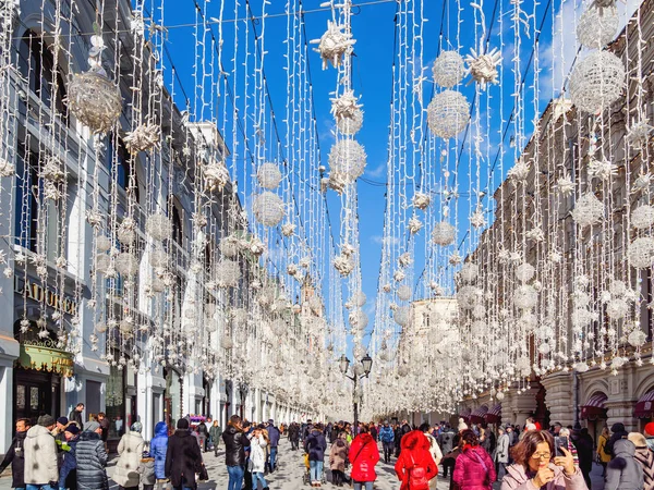 Moskou, Rusland - 09 maart 2019. Lokale bevolking en toeristen lopen op de beroemde Nikolskaya street versierd met gloeilampen. — Stockfoto