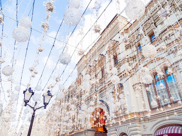 Moskou, Rusland - 09 maart 2019. Beroemde Nikolskaya street gedecoreerd met lampen. Muur van Main Department Store (GOM). — Stockfoto