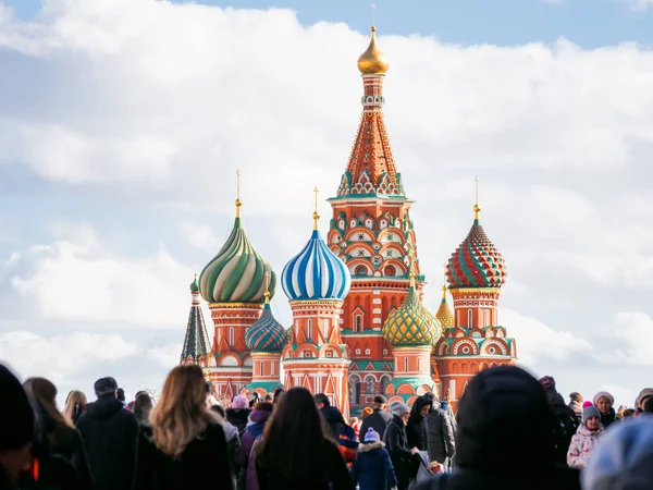 MOSCÚ, RUSIA - 09 de marzo de 2019. Gente caminando en la Plaza Roja cerca de la famosa St. Catedral de Basilio. Celebración de primavera - Maslenitsa . — Foto de Stock