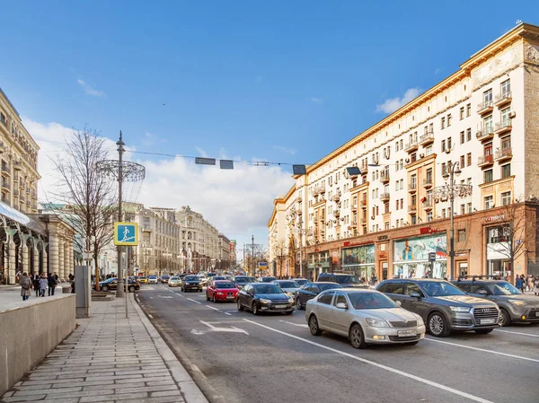 МОСКВА, РОССИЯ - 09 марта 2019 года. Движение по Тверской улице. Машины движутся по улице в солнечный весенний день . — стоковое фото