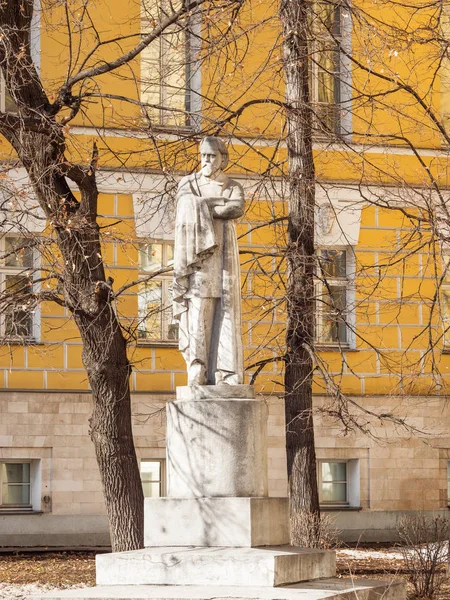 モスクワ, ロシア連邦 - 2019 年 3 月 9 日。Msu 学部ジャーナリズムの建物の前に A. ゲルツェン記念碑。古い建物の Pashkov マナー (Pashkov 家のモスクワの州立大学の教員). — ストック写真