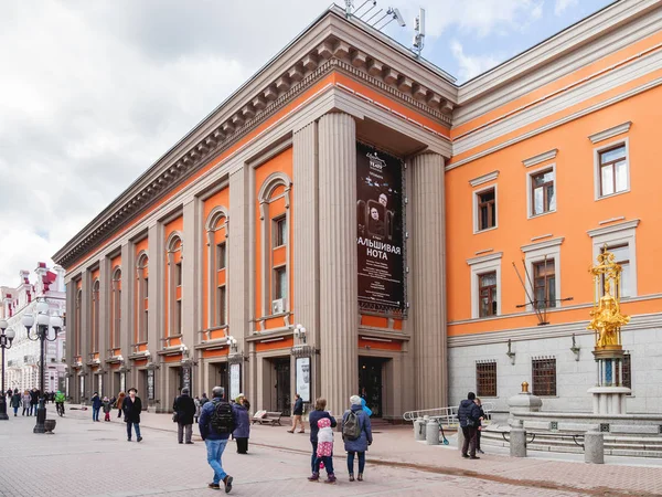 俄罗斯莫斯科-2019年3月9日。著名的瓦赫坦托夫剧院的建筑与图兰朵公主的金像。以 Arbat 街 Eugene Vakhtangov 的名字命名的国家学术剧院. — 图库照片