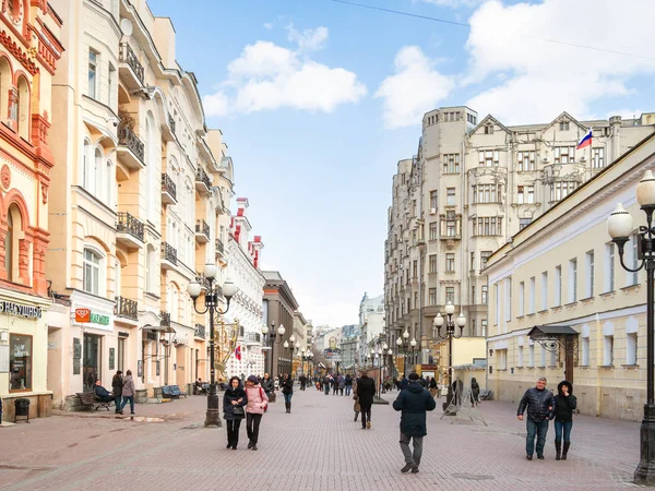 MOSCOW, RUSSIA - 09 de março de 2019. Pessoas andando pela famosa rua Arbat no centro histórico de Moscou . — Fotografia de Stock