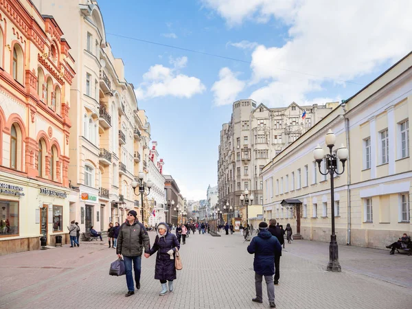 MOSCÚ, RUSIA - 09 de marzo de 2019. Gente caminando por la famosa calle Arbat en el centro histórico de Moscú . — Foto de Stock