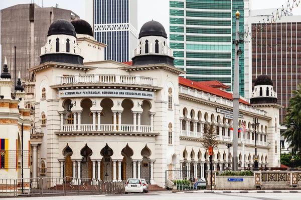 KUALA LUMPUR, MALASIA - 04 de febrero de 2013. Fachada del antiguo edificio de estilo colonial del Ministerio de Turismo y Cultura de Malasia . — Foto de Stock
