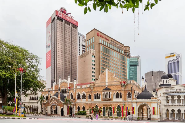 KUALA LUMPUR, MALASIA - 04 de febrero de 2013. Fachada del antiguo edificio de estilo colonial de Panggung Bandaraya DBKL, sala de teatro histórico, y Ministerio de Turismo y Cultura de Malasia . — Foto de Stock