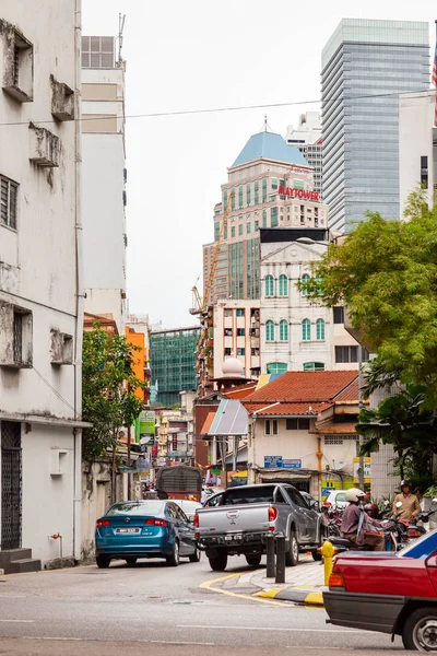 KUALA LUMPUR, MALASIA - 01 de febrero de 2013. Calles de Kuala Lumpur, donde los edificios modernos se mezclaban con los antiguos edificios de mala calidad. Muchos carteles y anuncios en las paredes . — Foto de Stock