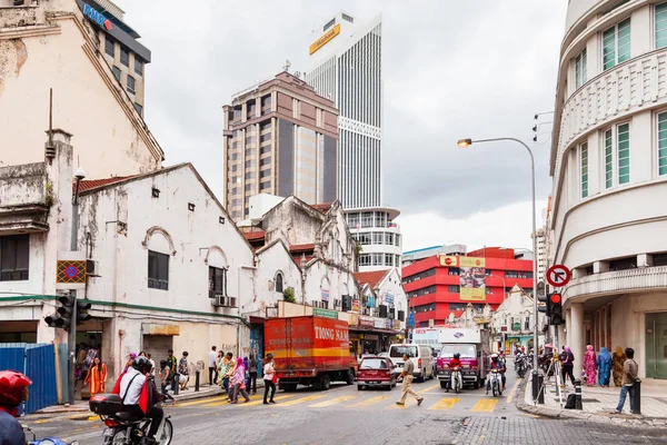 KUALA LUMPUR, MALASIA - 01 de febrero de 2013. Calles de Kuala Lumpur, donde los edificios modernos se mezclaban con los antiguos edificios de mala calidad. Muchos carteles y anuncios en las paredes . — Foto de Stock