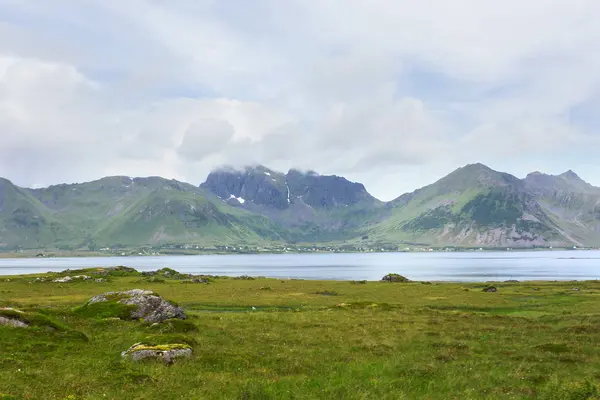 Prachtig Scandinavisch landschap met weilanden, bergen en dorp. Lofoten, Noorwegen. — Stockfoto
