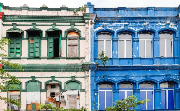 Shabby colorful facade of building, built in the colonial style. Historic center of Kuala Lumpur, Malaysia. — Stock Photo, Image