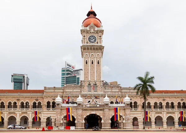 KUALA LUMPUR, MALASIA - 04 de febrero de 2013. Bangunan Sultan Abdul Samad, Sultan Abdul Samad Building. Rascacielos de HSBC Bank y Wisma Lee Rubber . — Foto de Stock