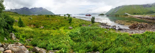 Prachtig Scandinavisch landschap met Atlantic Ocean Road (Atlanterhavsvegen), weilanden, bergen en fjorden. Lofoten, Noorwegen. — Stockfoto