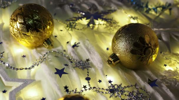 Χριστούγεννα και Πρωτοχρονιά φόντο με γυαλιστερές μπάλες, αφρώδη νιφάδες χιονιού και κομφετί. — Αρχείο Βίντεο