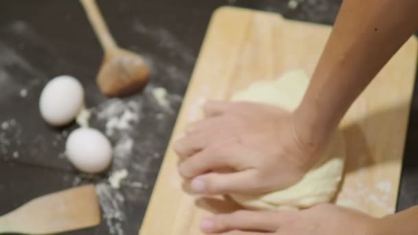 Koken. Vrouw is het maken van deeg voor knoedels. — Stockvideo