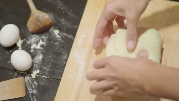 Το μαγείρεμα. Γυναίκα κάνει ζύμη για ζυμαρικά. — Αρχείο Βίντεο