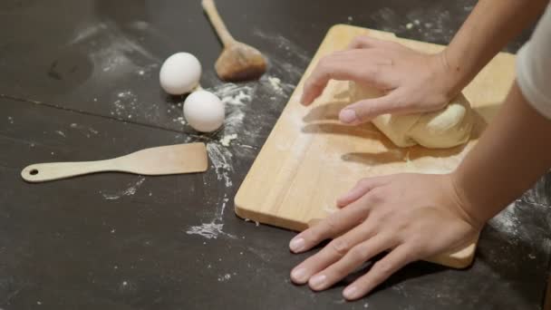 料理。女性は餃子の生地を作る. — ストック動画