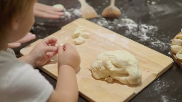 Cozinhar com crianças. Mãe e filho estão fazendo bolinhos . — Vídeo de Stock