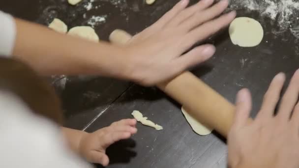 Cozinhar com crianças. Mãe e filho estão fazendo bolinhos . — Vídeo de Stock