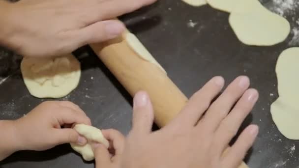 Cocinar con niños. Madre e hijo están haciendo albóndigas . — Vídeo de stock