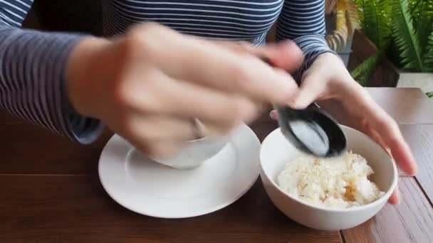 Cozinha asiática - Sopa de Kimchi em tigela branca com arroz. Mulher mexendo sopa com colher — Vídeo de Stock