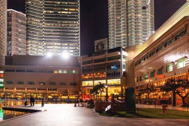 Kuala Lumpur, Malezya - 05 Şubat 2013. Kırmızı ışıklı süslemeleri Suria Klcc, Petronas ikiz kuleleri önünde. Çin Yeni Yılı kutlamaları için Çince dekoratif fenerler.