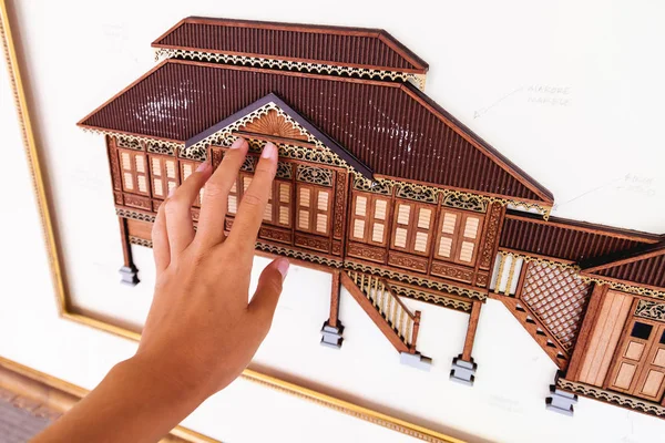 KUALA LUMPUR, MALASIA - 04 de febrero de 2013. Modelo arquitectónico plano de casa china. Una muestra de corte de madera que los turistas pueden tocar en la Galería de la Ciudad . — Foto de Stock