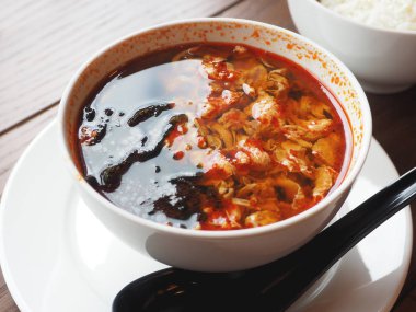 Asya Mutfağı - pirinç beyaz kase Kimchi çorbası. Fotoğrafı kapatın.