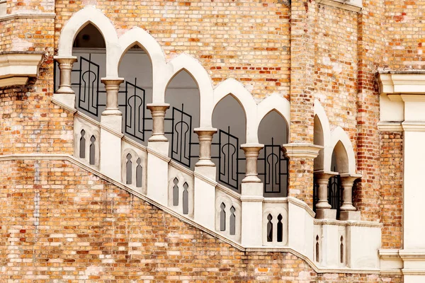 Ventanas Lancet con escalera, detalle arquitectónico de colon viejo — Foto de Stock