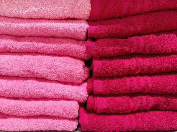 Pembe ve kırmızı terry havlu yığını. Tekstil banyo aksesuarları yığını. — Stok fotoğraf