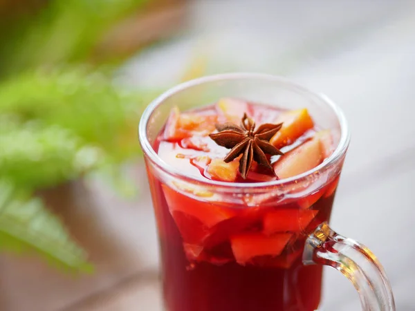 Copo de vinho quente com toranja, crostas de laranja e anis estrelado ou sementes de ílio. Bebida quente com ou sem álcool . — Fotografia de Stock