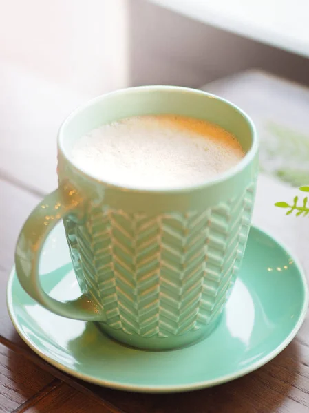Porselein Aquamarijn gekleurde cup met cappuccino. Koffiemok op houten tafel. Lekkere warme drank. — Stockfoto