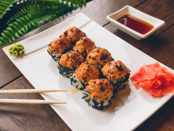 Rollos con anguila, hongos shiitake, sésamo negro, salsa picante, salsa unagi, jengibre en escabeche. Cocina asiática, plato tradicional - sushi . — Foto de Stock