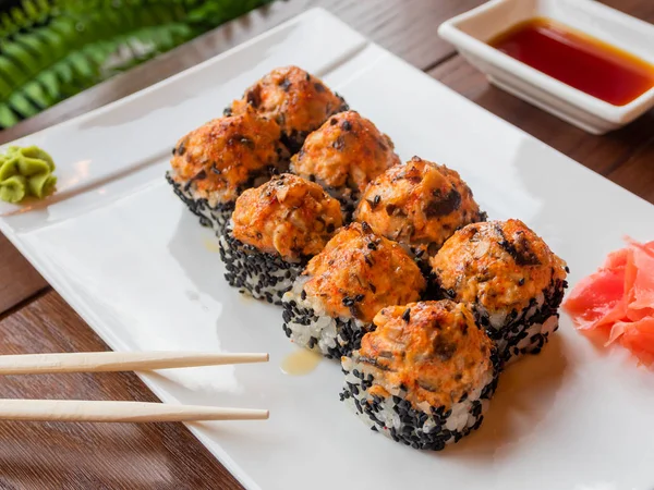 Rollos con anguila, hongos shiitake, sésamo negro, salsa picante, salsa unagi, jengibre en escabeche. Cocina asiática, plato tradicional - sushi . — Foto de Stock