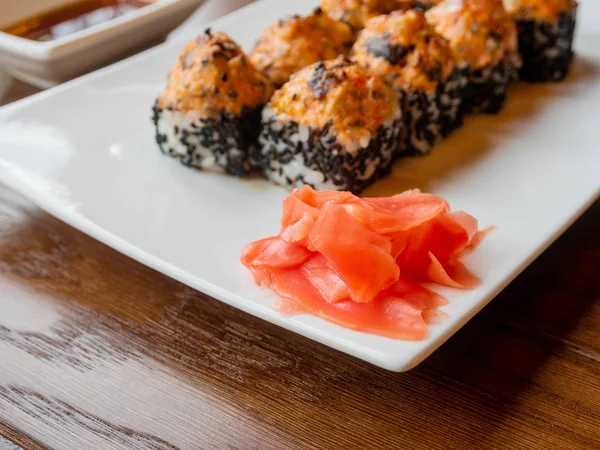 Jengibre en escabeche y rollos con anguila, champiñones shiitake, sésamo negro, salsa picante, salsa unagi. Cocina asiática, plato tradicional - sushi . — Foto de Stock