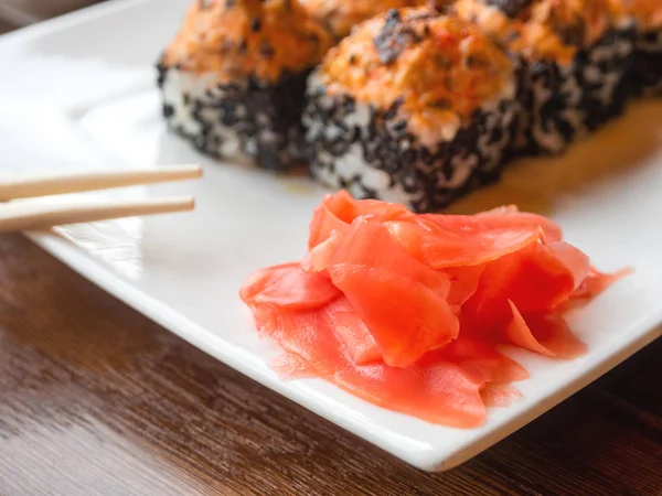 Jengibre en escabeche y rollos con anguila, champiñones shiitake, sésamo negro, salsa picante, salsa unagi. Cocina asiática, plato tradicional - sushi . — Foto de Stock