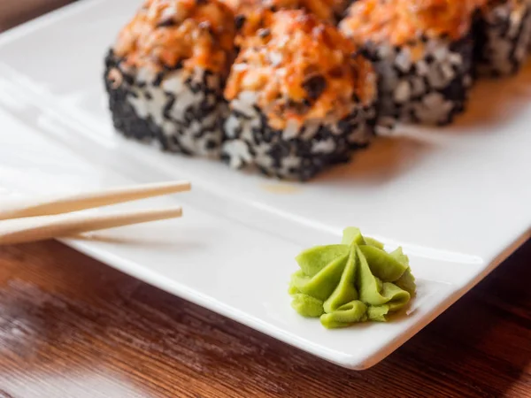 Salsa Wasabi y rollos con anguila, champiñones shiitake, sésamo negro, salsa picante. Cocina asiática, plato tradicional - sushi . — Foto de Stock