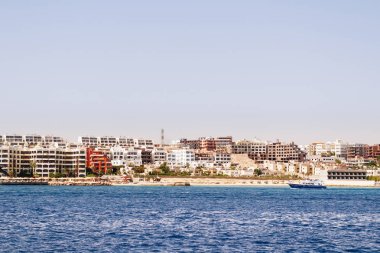 Otel ve tatil binaları ile Hurghada sahil şeridi. Tekneden deniz manzarasına bak. Kızıldeniz, Mısır.