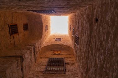 Qaitbay kalesi nin kulesinin içinde alt görünümü ve ana giriş alanı. İskenderiye antik yapı, Mısır.