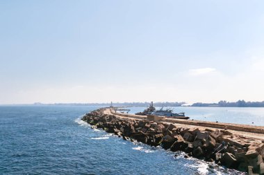 Qaitbay kale kalesi deniz koyunüzerinde İskenderiye ve İskenderiye şehir manzarası Büyük Kütüphane görünümü. Alexandria, Mısır.