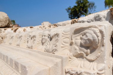 Iii-V yüzyılların Roma amfitiyatrosu kalıntıları. Dekoratif kabartma yüzleri ile Merdivenler. Alexandria, Mısır.
