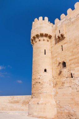 Qaitbay kalesinin kulesi ve duvarı. İskenderiye antik yapı, Mısır.