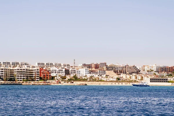 Kustlijn van Hurghada met Hotel-en Resort gebouwen. Uitzicht op zeegezicht vanaf de boot. Rode Zee, Egypte. — Stockfoto