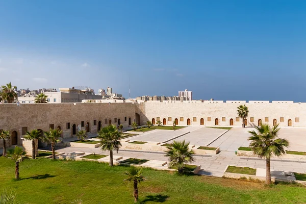 Cittadella della fortezza di Qaitbay e il suo cortile d'ingresso principale. Antico punto di riferimento ad Alessandria d'Egitto . — Foto Stock