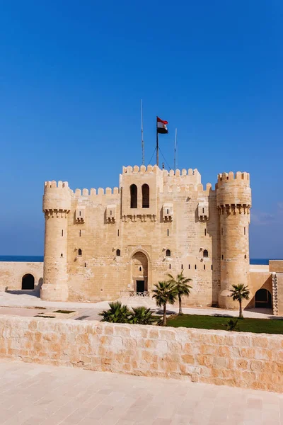 Cittadella della fortezza di Qaitbay e il suo cortile d'ingresso principale. Antico punto di riferimento ad Alessandria d'Egitto . — Foto Stock