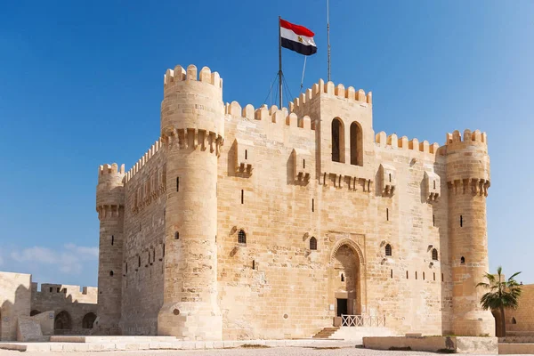 Cidadela da fortaleza de Qaitbay e seu pátio de entrada principal. Marco antigo em Alexandria, Egito . — Fotografia de Stock