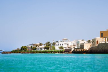 El Gouna kasabasında suya yakın Bungalovlar ve villalar, Mısır. 